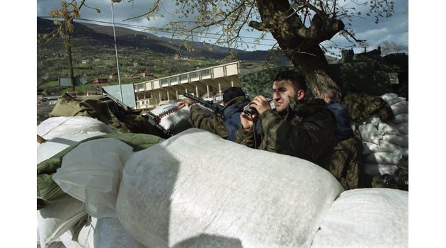 Криещи се зад белите чували, полицаите наблюдават за албанските бунтовници.
СНИМКА: ИВАН ГРИГОРОВ

