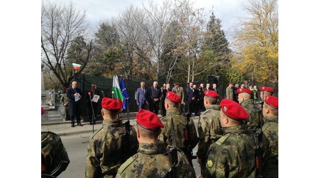 Вътрешният министър Иван Демерджиев присъства на панихида в памет на загиналите войници и офицери пред паметника-костница в Благоевград.