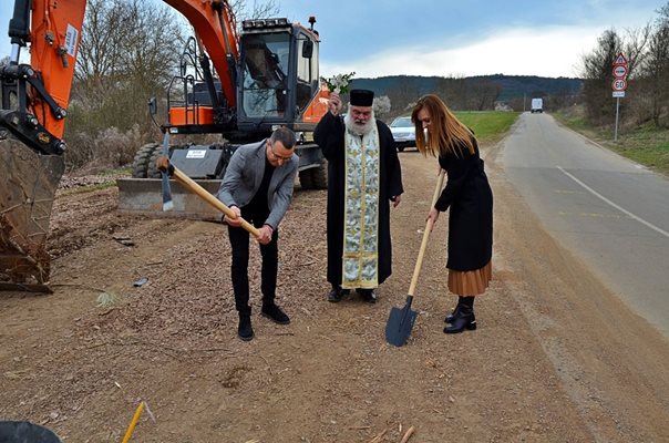 Днешната първа копка за ремонта на пътя Винарово - Могилово в община Чирпан. 
Снимка: Община Чирпан