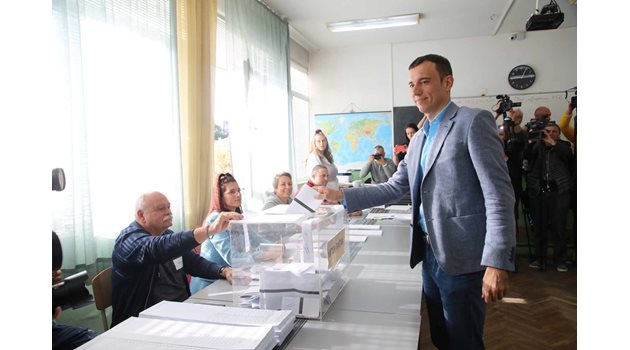 Васил Терзиев гласува в 118 СУ „Академик Людмил Стоянов“ в „Младост 1“.