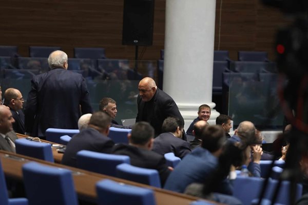 Бойко Борисов отиде при депутатите си на задните редици, за да се отдалечи от скандала.