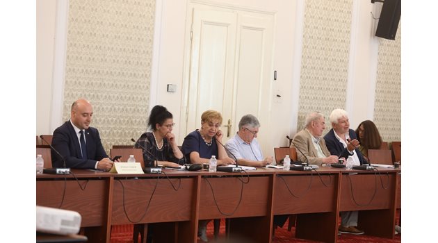 Юристи предупредиха, че промените са противоконституционни, но правосъдният министър Атанас Славов (вляво) е доволен от работата на комисията.