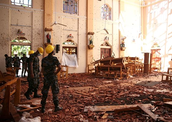 Военни оглеждат щетите от избухналата бомба в черква в град Негомбо.  СНИМКИ: РОЙТЕРС