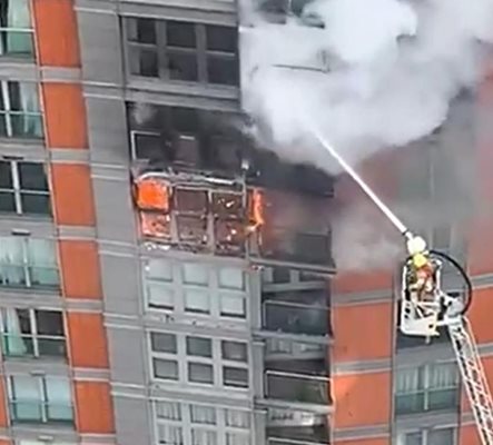 Кадри от горящата 19-етажна сграда