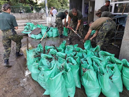 Военните разчистват щетите от наводнението