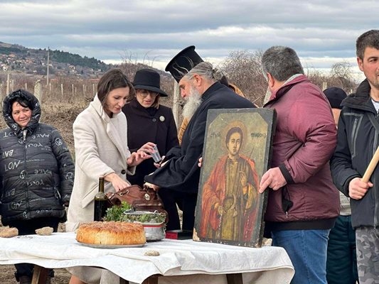 Церемонията започна с водосвет.