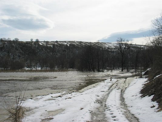 Иманяри търсят съкровища и по течението на река Тополовец между с. Градец и местността Хайдук чешма. СНИМКА: АВТОРЪТ