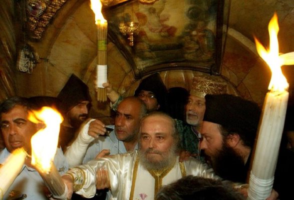 Патриарх Диодор с Благодатния огън