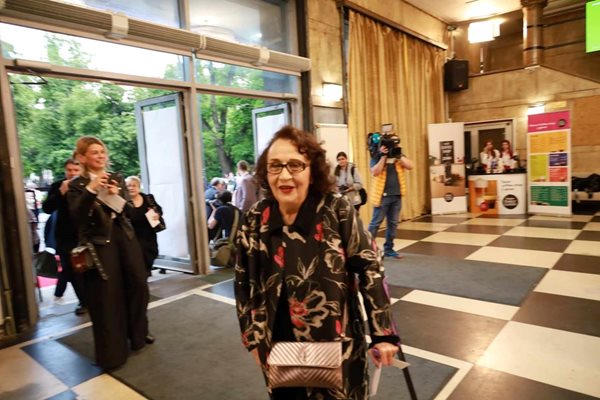 The great actress Maria Stefanova enters the theater