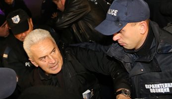 Полицаи изведоха Сидеров от НАТФИЗ, някой го удари в лицето (обновена+видео)