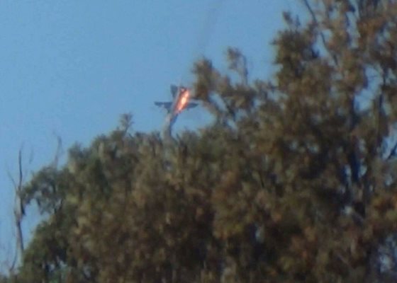 Горящият руски самолет пада към земята, след като е ударен от турски F-16.