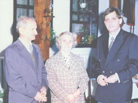 Николай Добрев с родителите си Кирил и Вичка.