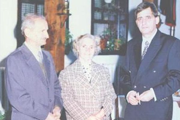 Николай Добрев с родителите си Кирил и Вичка.