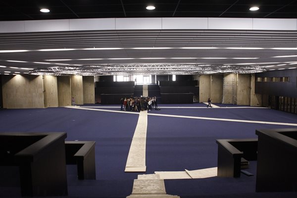 Зала 3 ще е основната по време на председателството - тяма има нова ламперия, нов таван, двоен под, в който са комуникациите, обновени преводачески кабини.