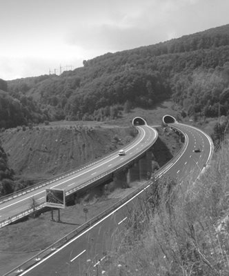 Виадуктът при 25-ия километър на магистралата, който е изграден в периода 1979-1985 г.