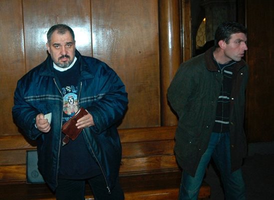 Пламен Митрев (вляво)  в съда на едно от заседанията