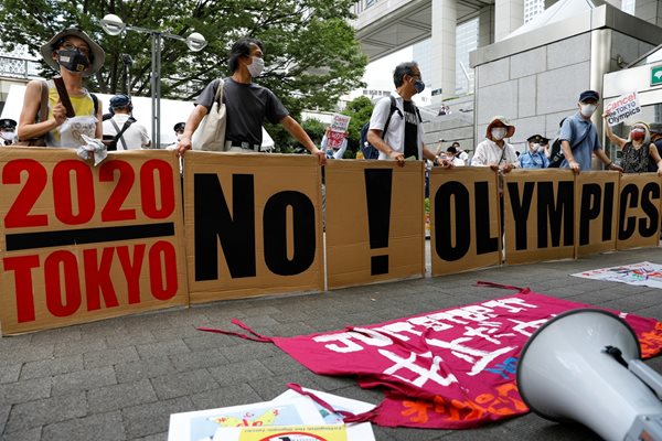 Японци протестират пред олимпийското село