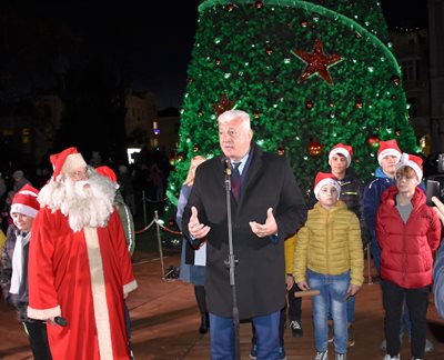 Кметът Здравко Димитров пожела по-хубава Нова година от сегашната. Снимки: Община Пловдив