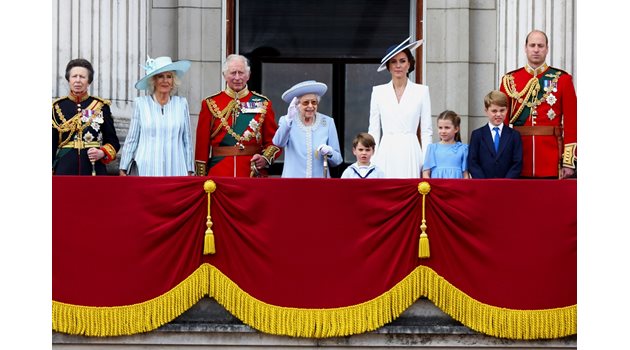 Принц Джордж, принцеса Шарлот и принц Луи също бяха на балкона на Бъкингамския дворец.