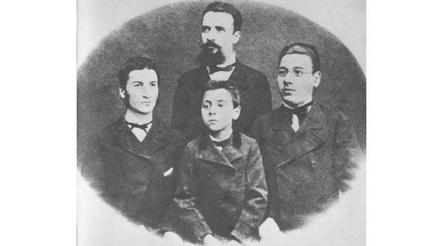 АРХИВ: Последната снимка на Христо Ботев, на която е с братята си Стефан, Кирил и Боян.