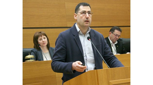 На днешната сесия в Пловдив, където приеха бюджета, кметът обяви, че е предложил междусрочната ваканция да се слее с грипна. Снимка: Евгени Цветков