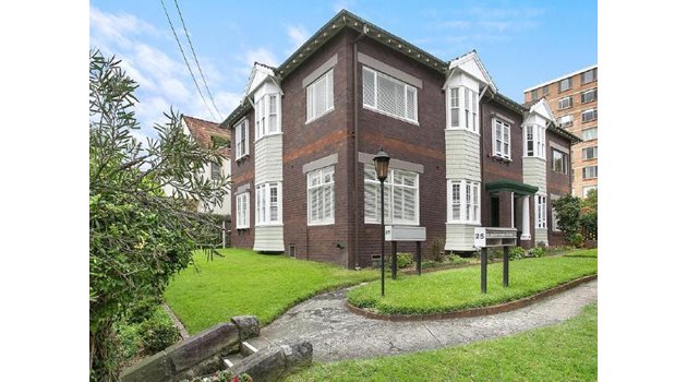 МЕСТОПОЛОЖЕНИЕ: Къщата в престижния квартал на Сидни “Уейвъртън” е част от каре от постройки.