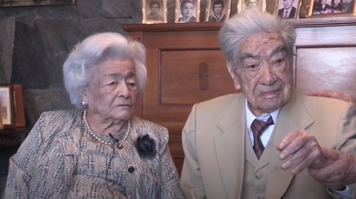 Хулио Мора бяга от къщи, за да се ожени тайно за Валдрамина Кинтерос. В момента той е на 110 години, а тя - на 104 г. КАДЪР: Youtube/Amazing world