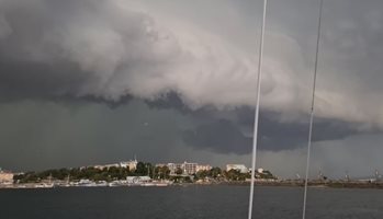 Вижте бурята на остров "Св.Анастасия"  - остава затворен, докато морето се успокои (видео)