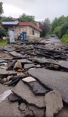 Пътища в Берковица са изцяло разрушени. Кадър: Фейсбук