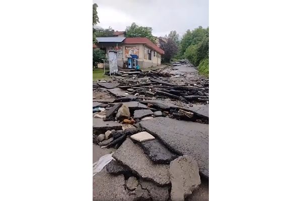 Пътища в Берковица са изцяло разрушени. Кадър: Фейсбук