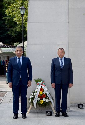 Кметът Дилян Млъзев  поднесе венец пред Паметника на свободата 

Снимка: Община Елена