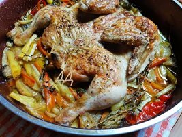 Чесново пиле върху канапе от зеленчуци
