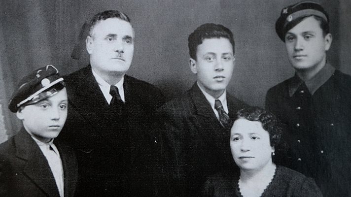 Семейство Калоянчеви с тримата си синове ( от ляво на дясно) Стоян, Георги, Никола
СНИМКА: ЛИЧЕН АРХИВ