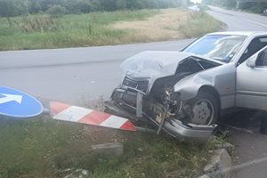 Кола се обърна, а друга се заби в пътен знак при катастрофа край Горни Богров (Снимки)