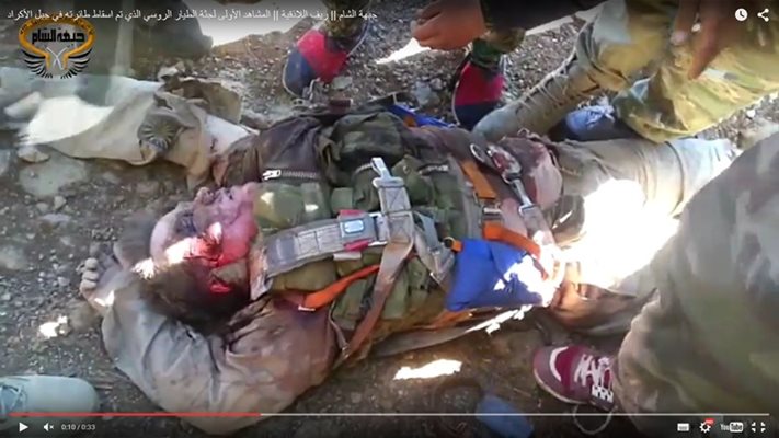Кадър от видео на бунтовниците от Свободната сирийска армия показва окървавен и обгорен руски пилот.