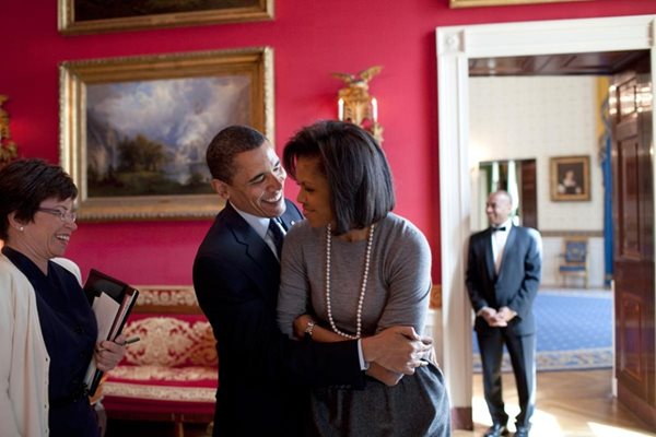 Импулсивна прегръдка в Червената стая в Белия дом. Датата е 20 март 2009 година.