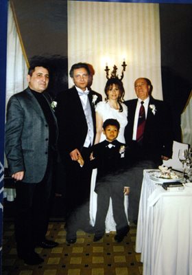 Славка Найденова се омъжва за втория си съпруг Филип Николов в София през 2008 г. Пред младоженците е синът и? Пол.