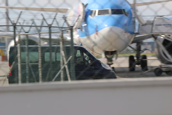 Арестуваната бизнесдама Маринела Арабаджиева кацна със самолет от Испания на летище София малко след 17,10 часа.