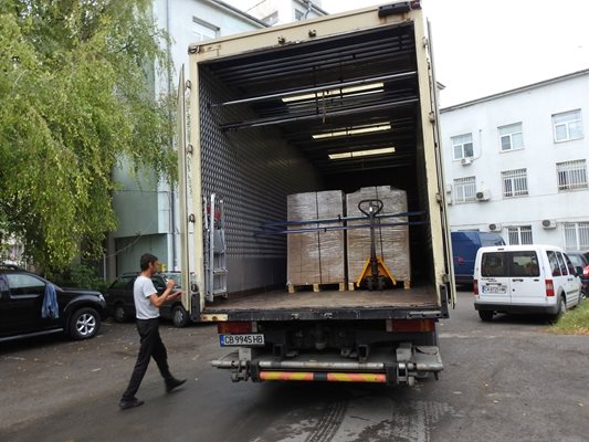 Бюлетините за изборите в неделя пристигнаха под охрана в Търговище.
Снимка: Областна администрация
