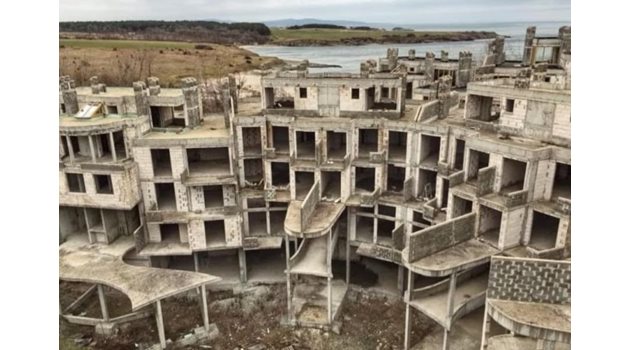 Царево - призрачен, мъртъв град, на самия плаж, построен някога от "руски инвеститор" и погълнал спестяванията на стотици хора, но най-вече - погубил един от най-хубавите някога плажове по южното ни Черноморие. Снимка Фейсбук/Gergana Passy