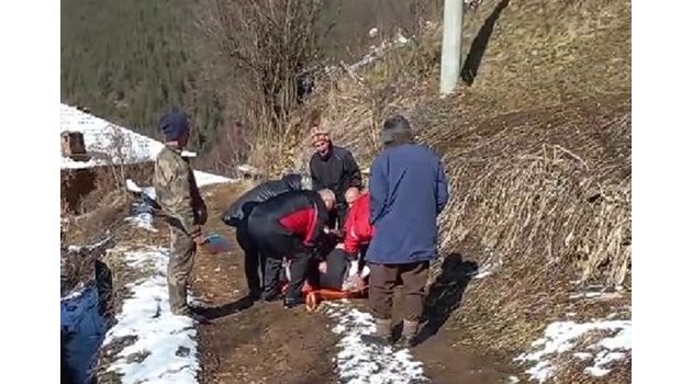 Агонизиращият мъж е бил носен на ръце до линейката.