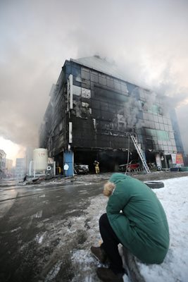 Огънят е започнал в автомобил, паркиран в подземния гараж на сградата СНИМКА: Ройтерс