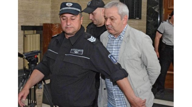Митхат Табаков е охраняван от съдебни полицаи, докато излежава присъдата си в затвора във Варна.