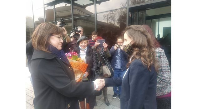 Очакваха Нинова пред галерия "Пловдив 2019", за да я поздравят