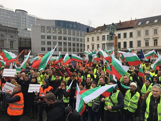 През януари 2018 г. български превозвачи и шофьори протестираха в Брюксел срещу пакета за мобилност. 

СНИМКА: РАДКО ПАУНОВ