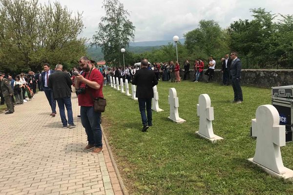 На военното гробище в с. Ново село бе почетена паметта на загиналите български военнослужещи по време на през Междусъюзническата и Първата световна война. СНИМКИ: МИТКО ГЕОРГИЕВ