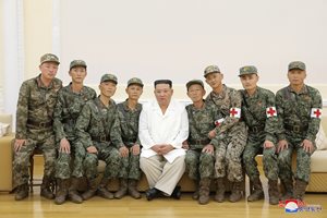 Ким Чен Ун хвали военните медици за приноса им към битката срещу COVID-19
