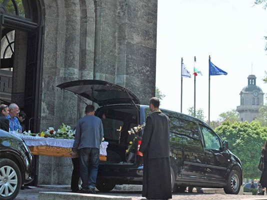 Ковчегът с тялото на Ева Михова бе изнесен от страничния вход на варненската катедрала.