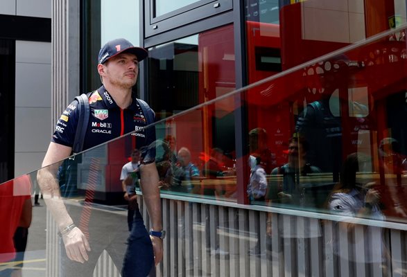 Световният шампион във Формула 1 Макс Верстапен отива на пресконференция преди Гран при на Испания. 

СНИМКА: РОЙТЕРС
