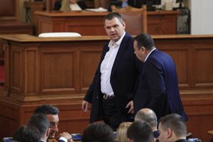 ДПС иска да вкара Пеевски в конституционната комисия още днес